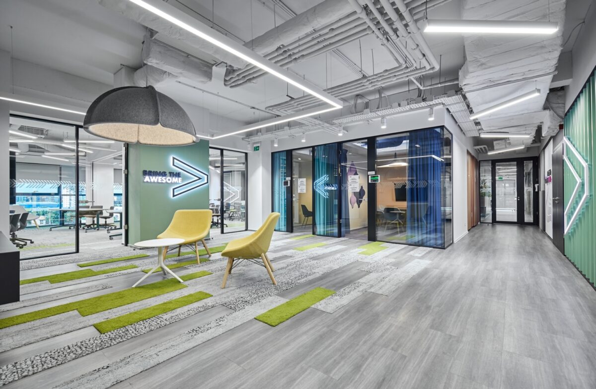 Accenture（アクセンチュア）の意外性のあるオフィス （ルーマニア,ブカレスト）のオープンスペース