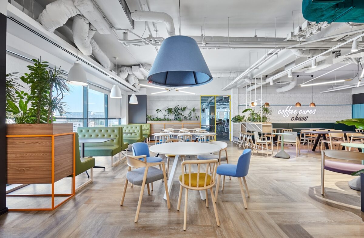 Accenture（アクセンチュア）の意外性のあるオフィス （ルーマニア,ブカレスト）のカフェスペース