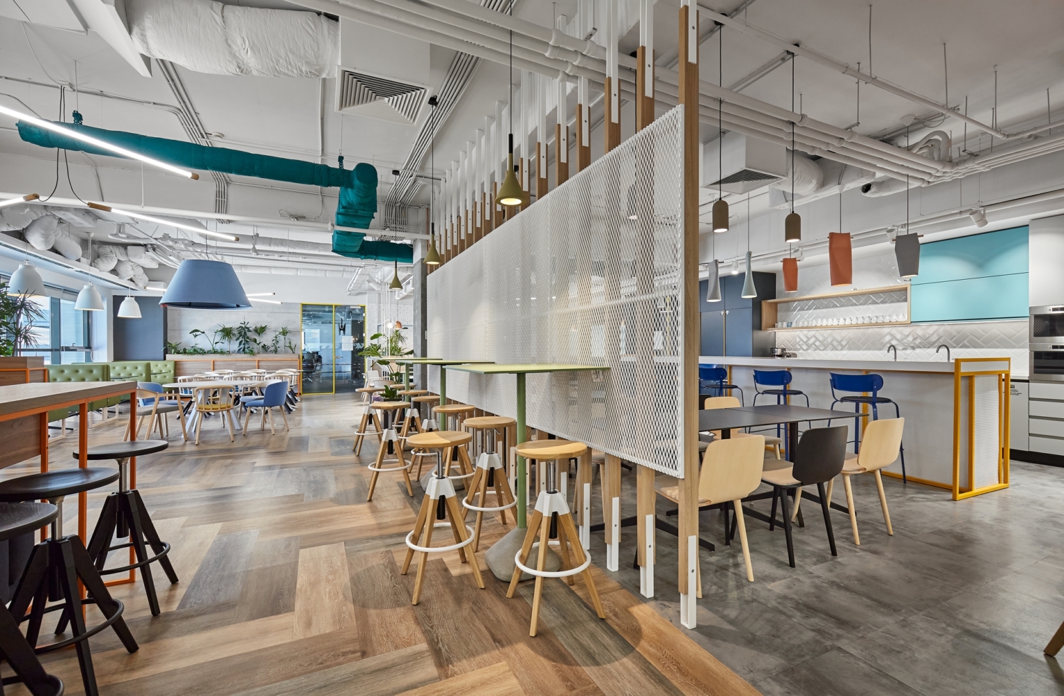Accenture（アクセンチュア）の意外性のあるオフィス （ルーマニア,ブカレスト）のカフェスペース