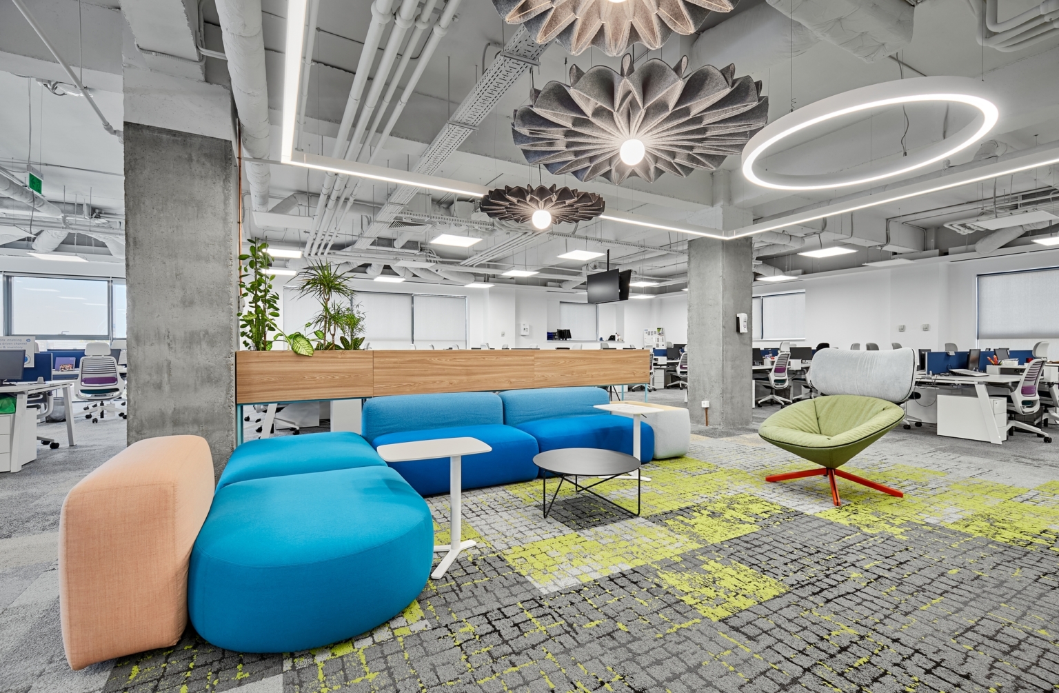 Accenture（アクセンチュア）の意外性のあるオフィス （ルーマニア,ブカレスト）のオープンスペース