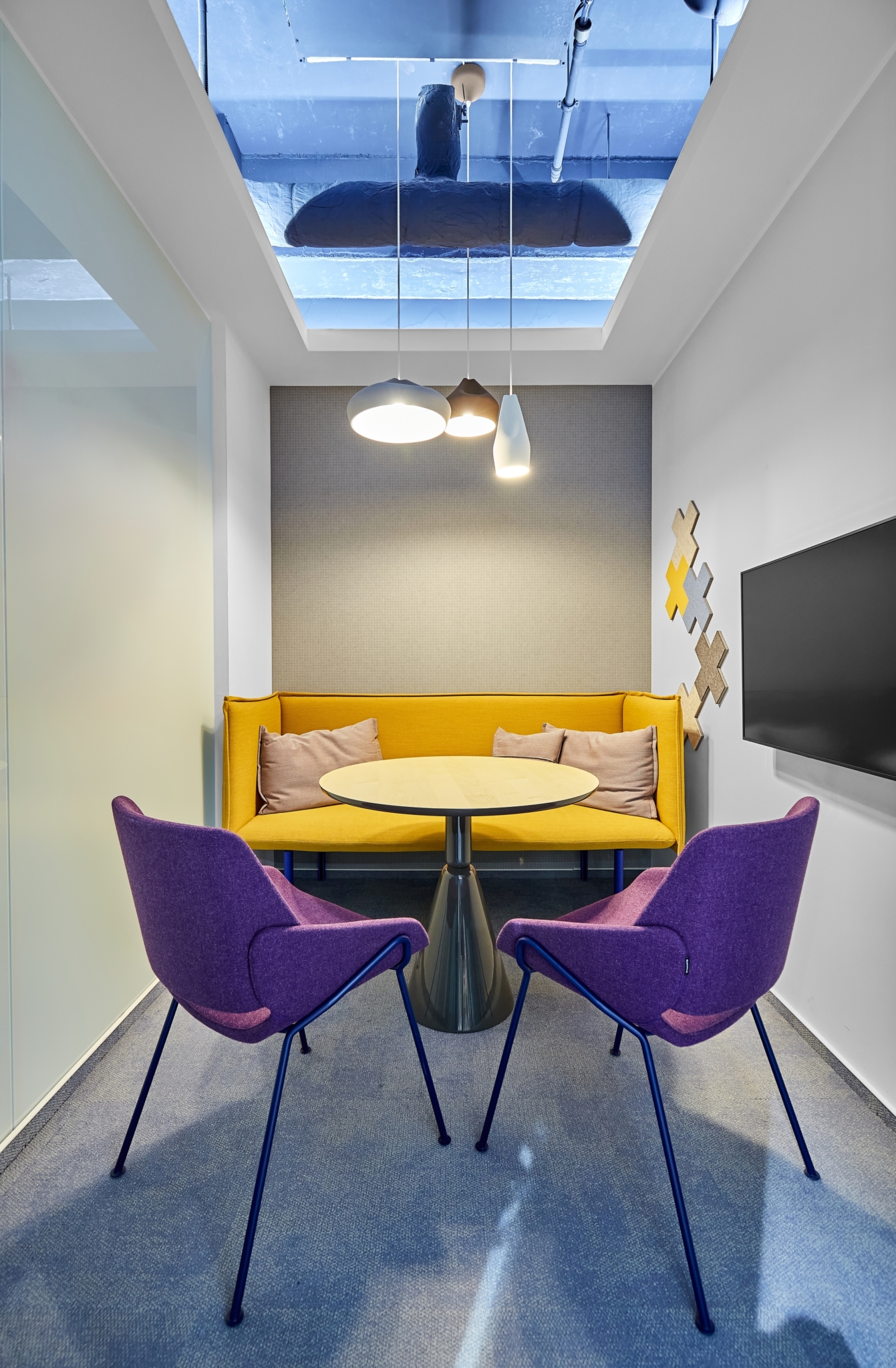 Accenture（アクセンチュア）の意外性のあるオフィス （ルーマニア,ブカレスト）のミーティングスペース/会議室