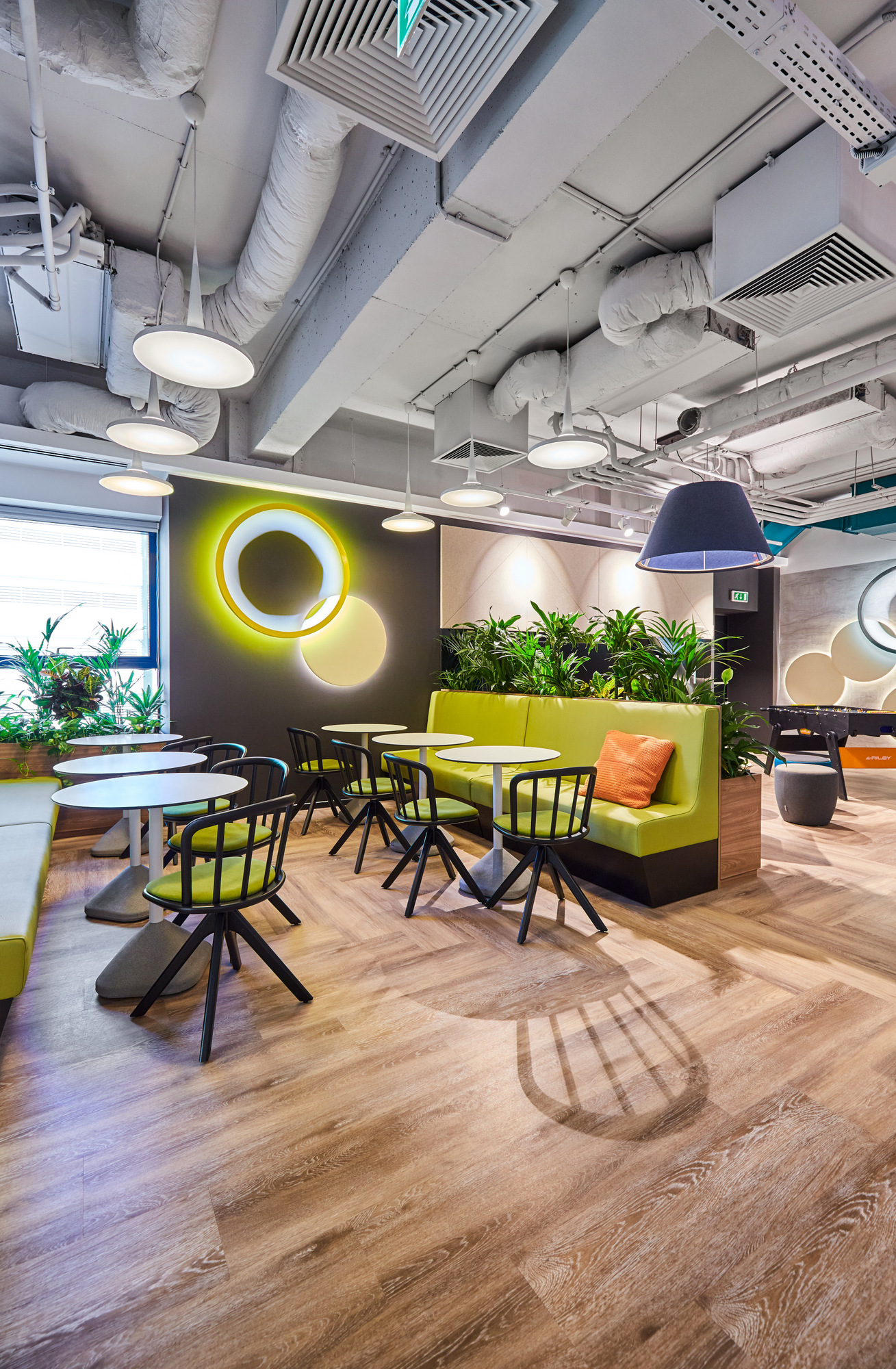 Accenture(アクセンチュア)のオフィス - ルーマニア、ブカレストのコミュニケーションスペース