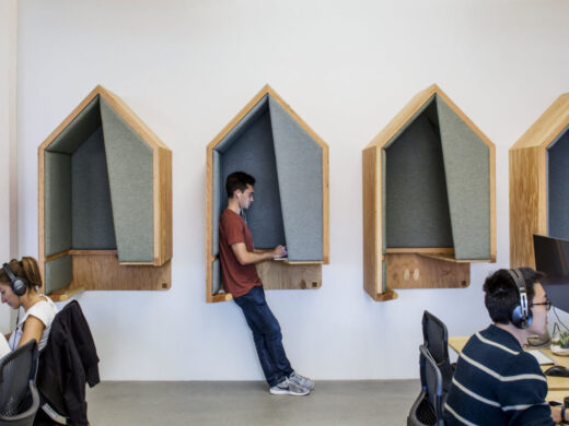 Airbnb（エアビーアンドビー）のインスピレーションを刺激する本社オフィスの集中スペース