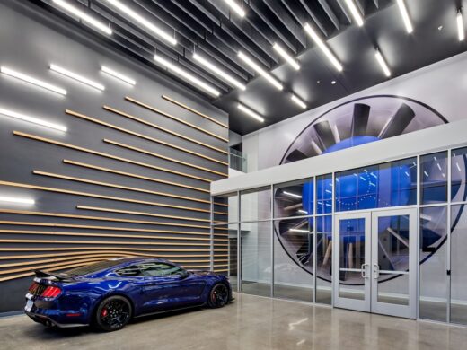 Ford(フォード)の車両性能および電化センター - ミシガン州アレンパークのショールーム