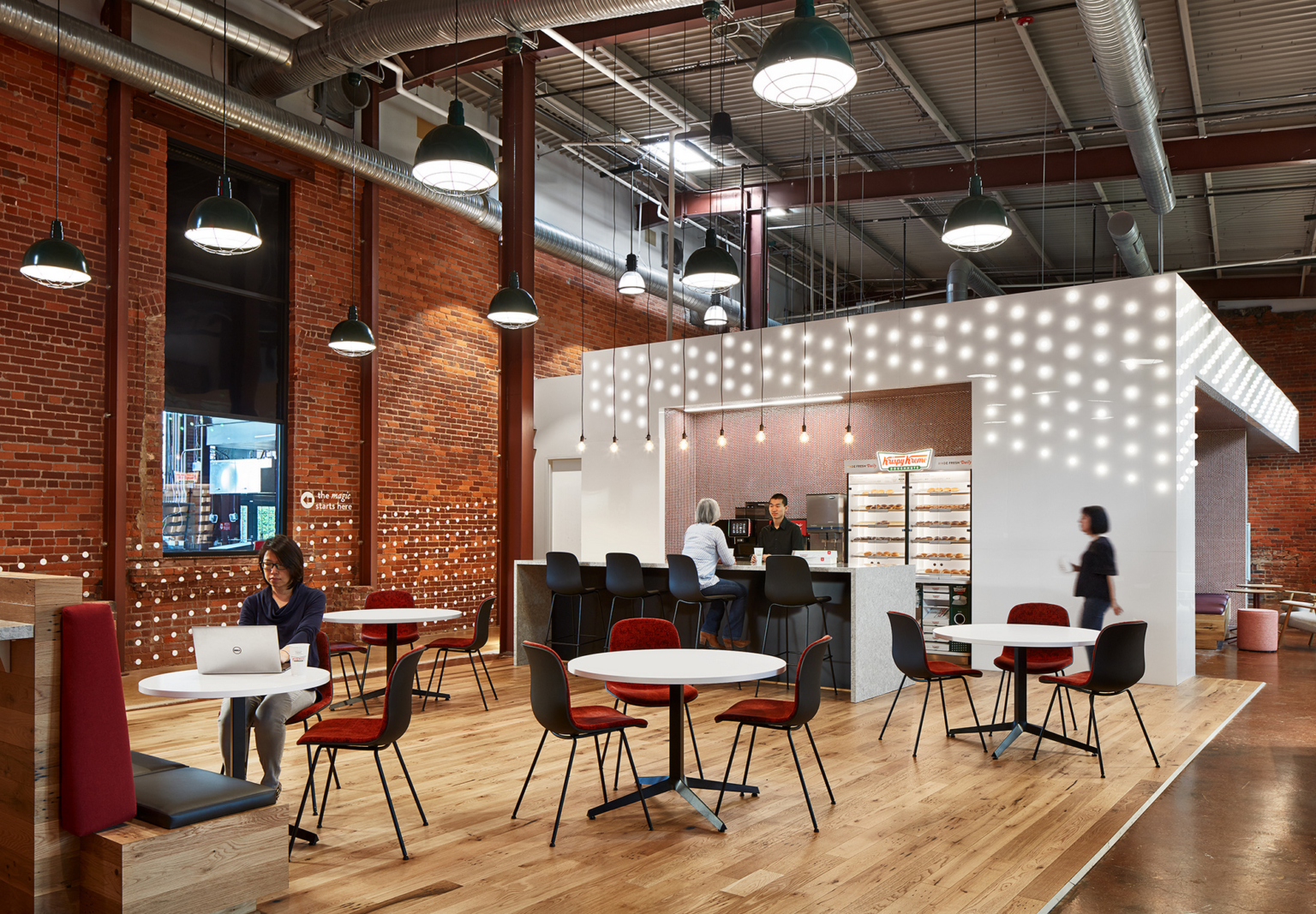 クリスピークリームドーナッツのレンガが似合うオフィスのカフェスペース