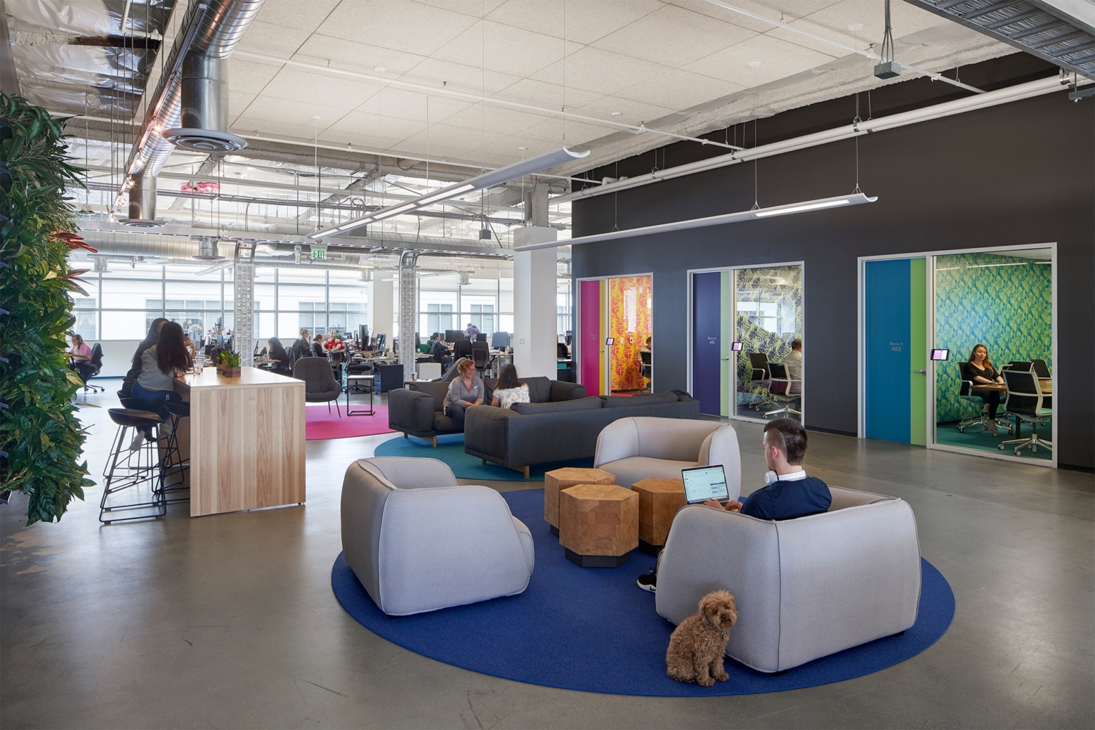 Lyft（リフト）のユニークな色彩の本社オフィスのオープンスペース
