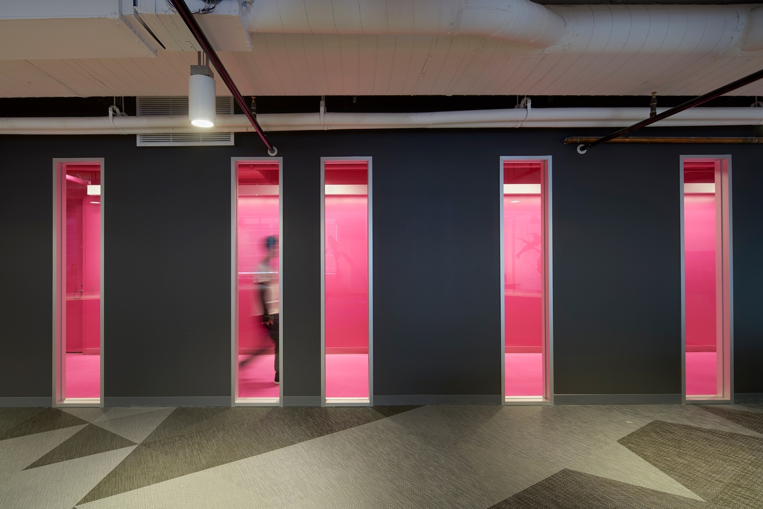 Lyft（リフト）のユニークな色彩の本社オフィスの廊下