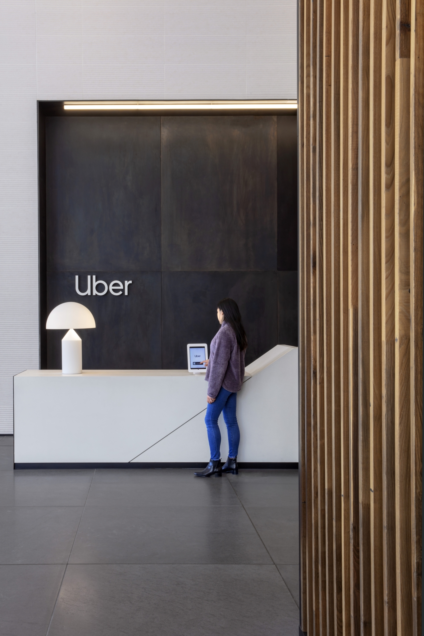 Uber(ウーバー) Mission Bay本社ビルのオフィス - カリフォルニア州,サンフランシスコの受付/エントランススペース