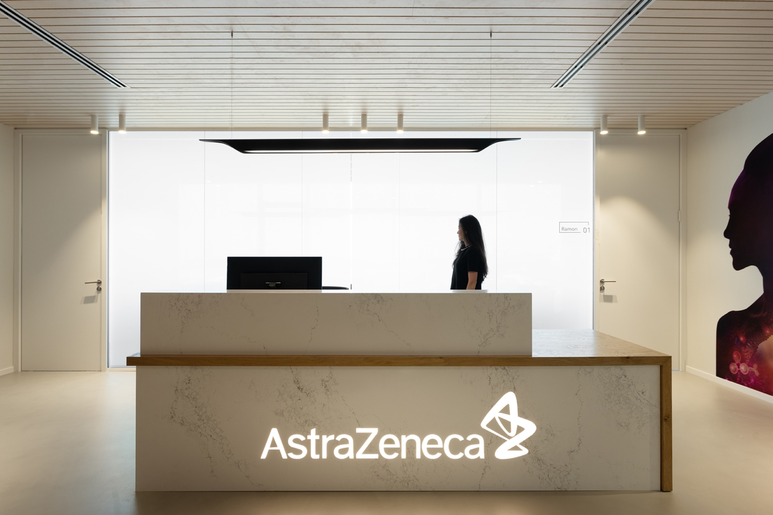 AstraZeneca(アストラゼネカ)のオフィス - イスラエル, ケファル サヴァの受付/エントランススペース