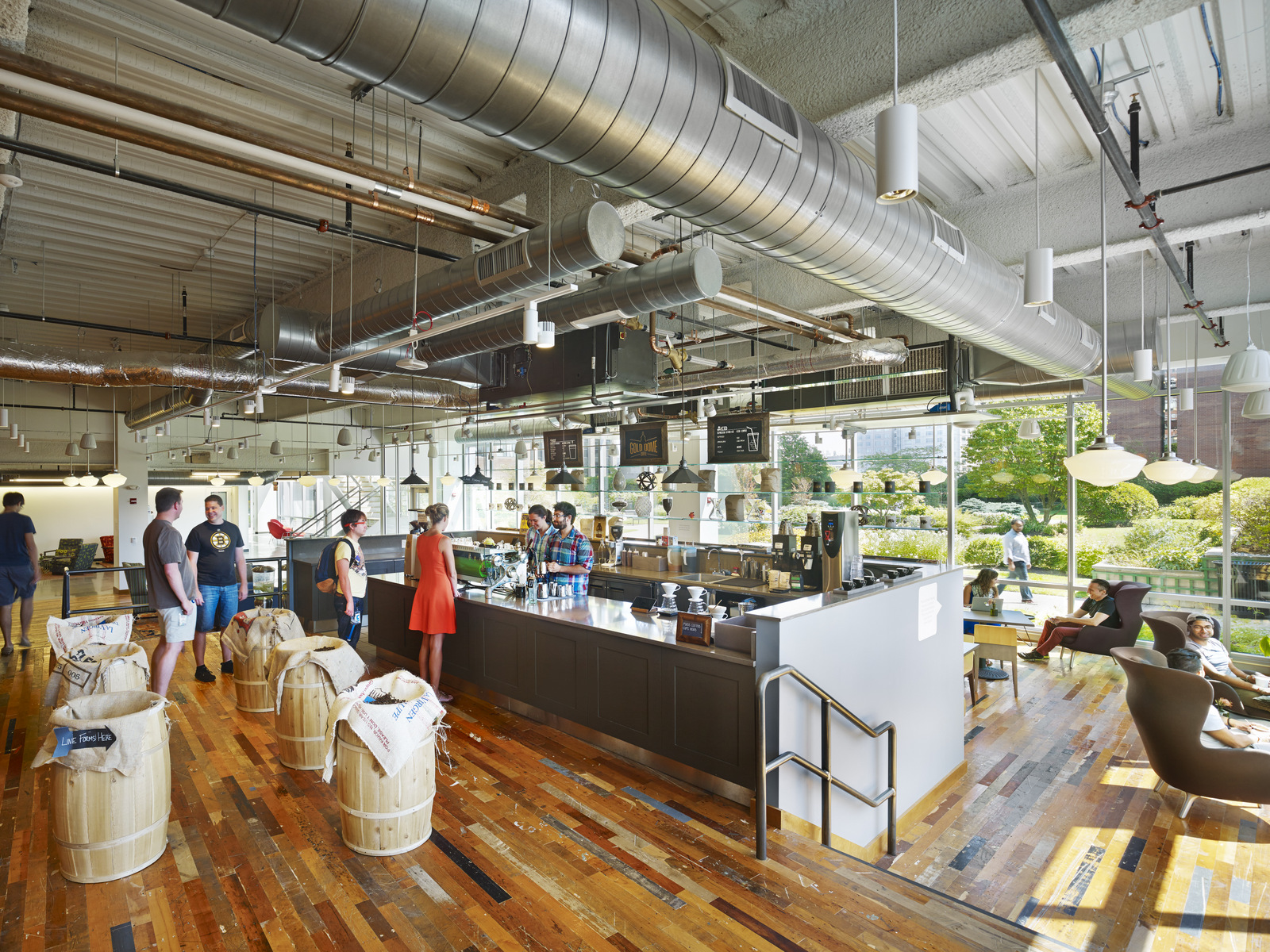 Google(グーグル)ケンブリッジのオフィス - マサチューセッツ州, ボストンのカフェスペース