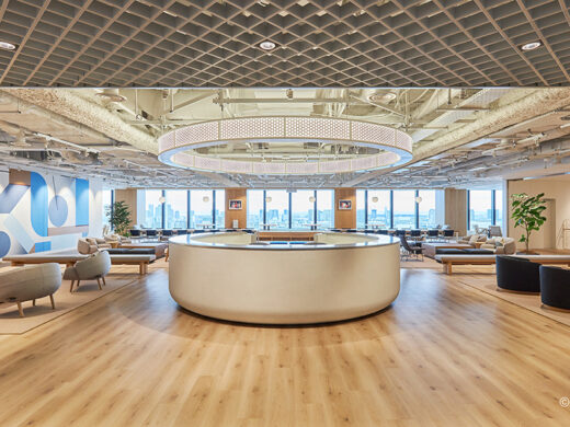 SoftBank(ソフトバンク）の「Smart & Fun!」を体現する竹芝新オフィスの受付/エントランススペース