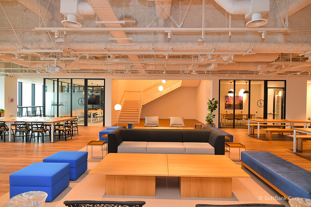 SoftBank(ソフトバンク）の「Smart & Fun!」を体現する竹芝新オフィスのオープンスペース