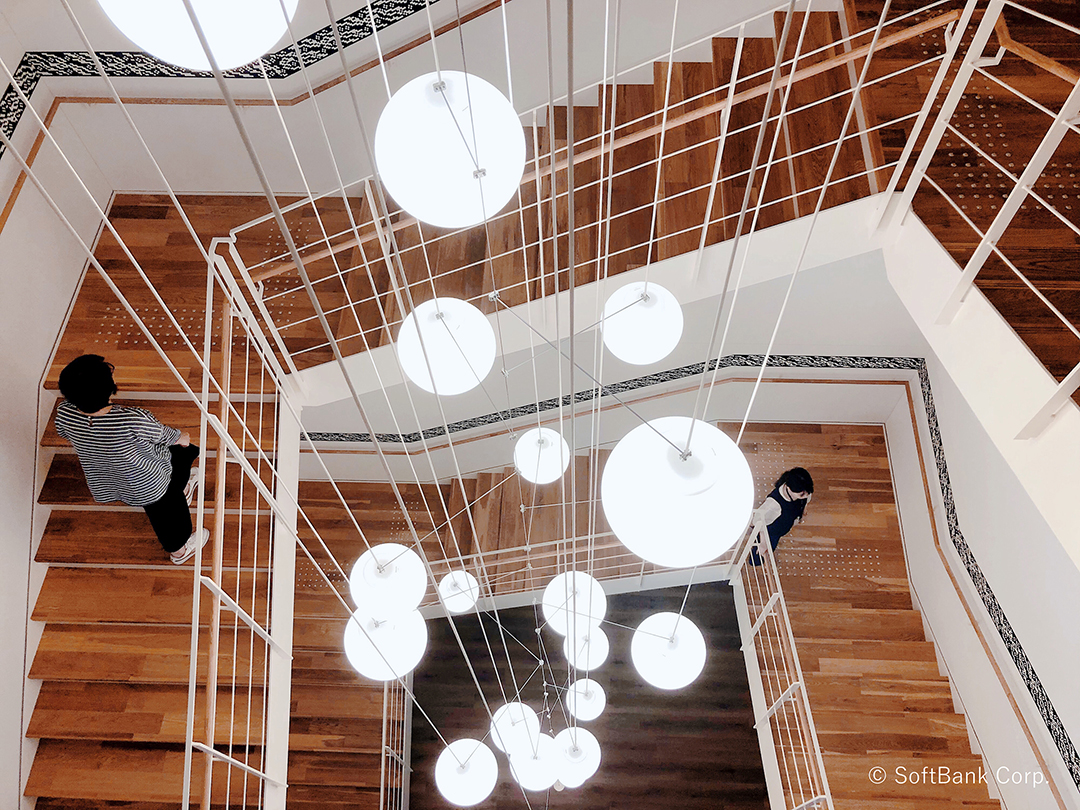 SoftBank(ソフトバンク）の「Smart & Fun!」を体現する竹芝新オフィスの階段エリア