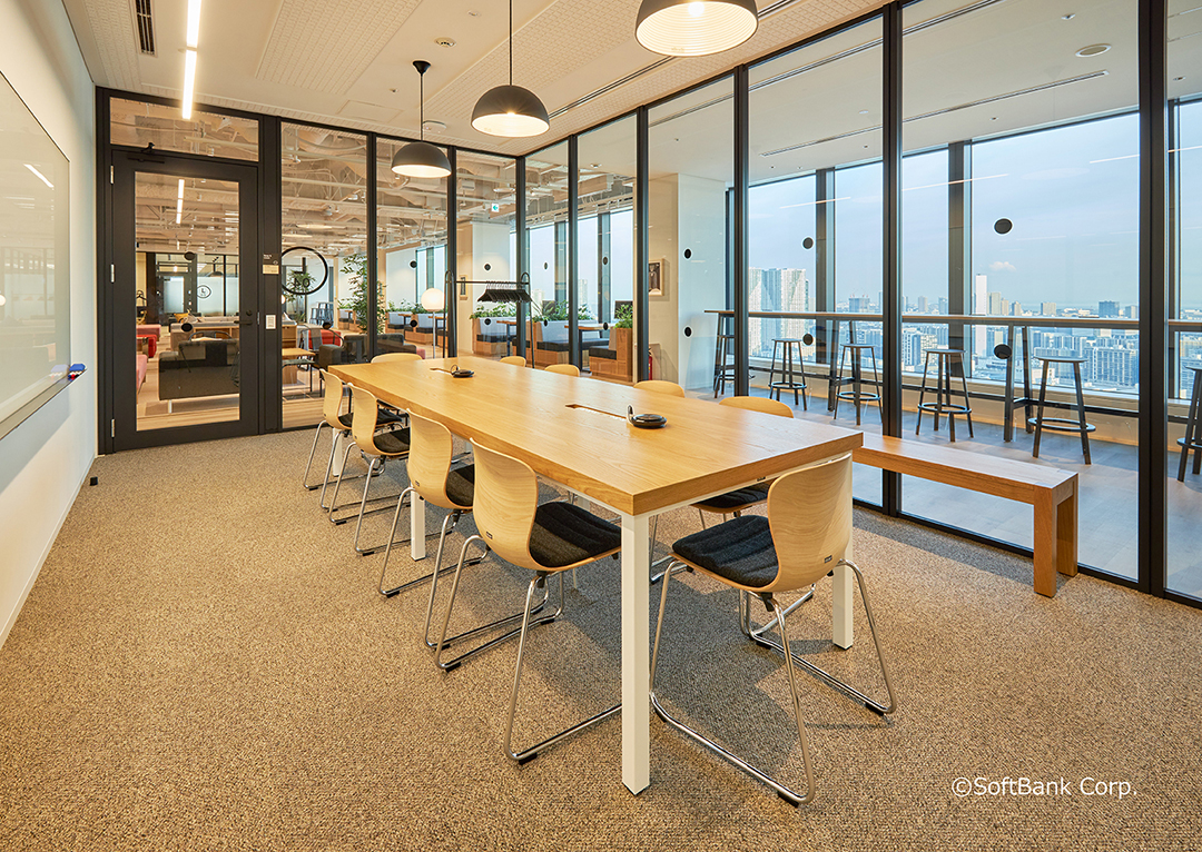 SoftBank(ソフトバンク）の「Smart & Fun!」を体現する竹芝新オフィスの会議/ミーティングスペース