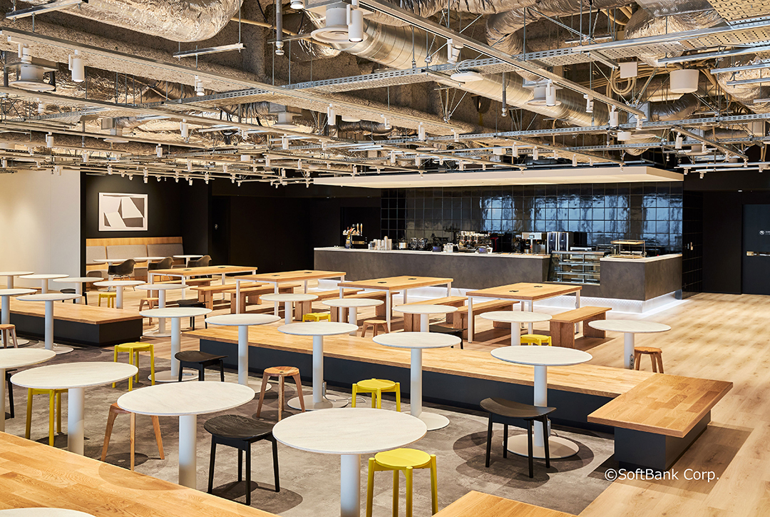 SoftBank(ソフトバンク）の「Smart & Fun!」を体現する竹芝新オフィスのカフェスペース