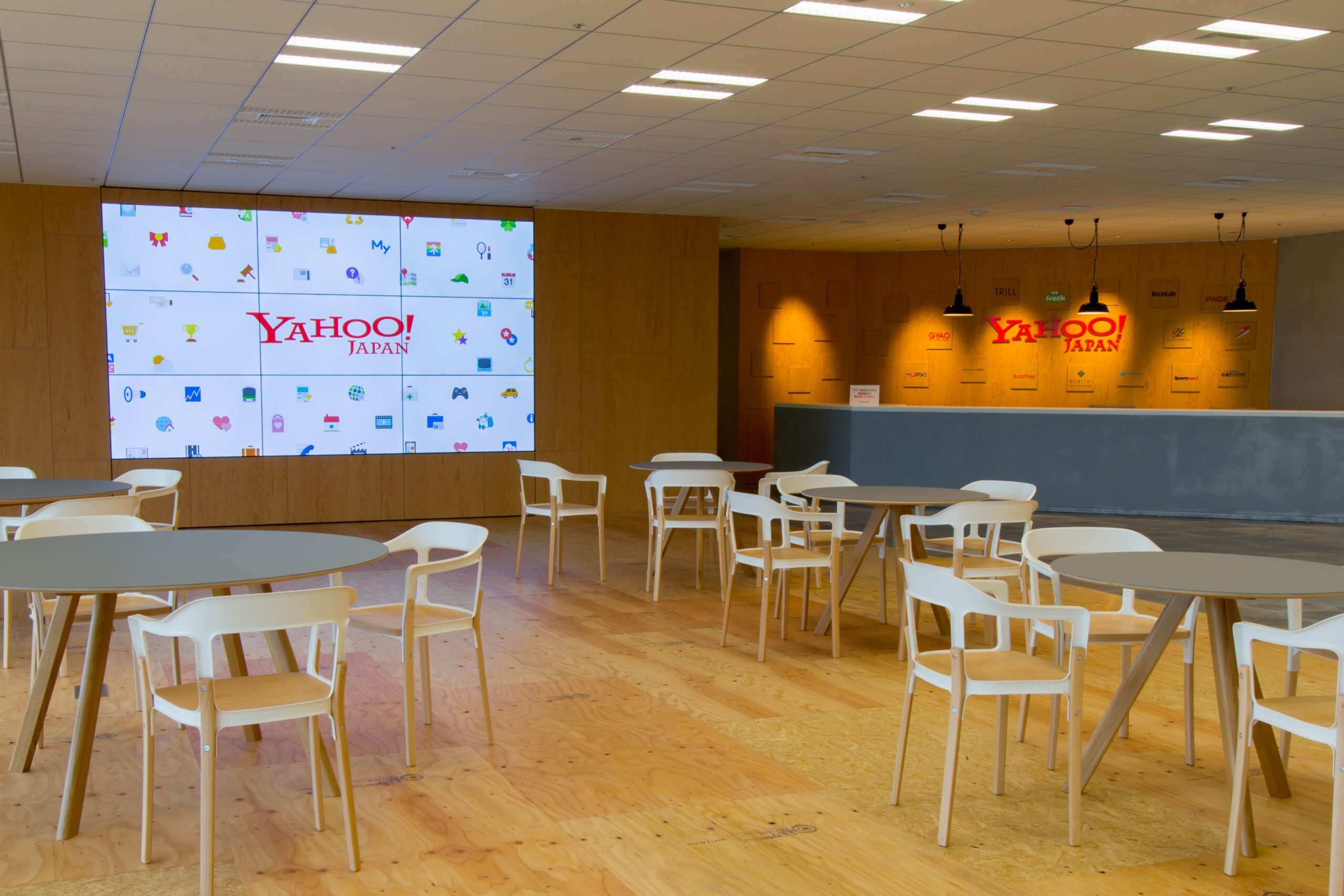 Yahoo!JAPANの「情報の交差点」がテーマの革新的なオフィスの受付/エントランススペース