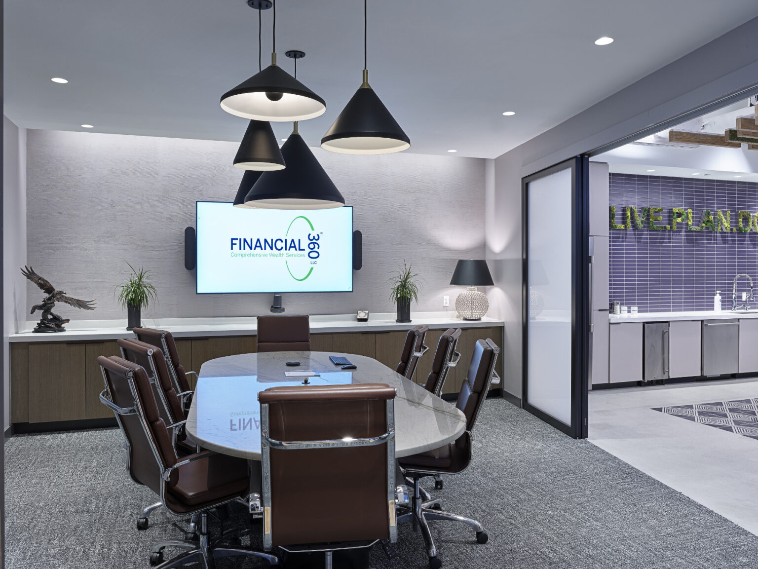 【Financial 360のオフィスデザイン】ウッドスラットとパープルが印象的なオフィス メリーランド州ロックヴィル