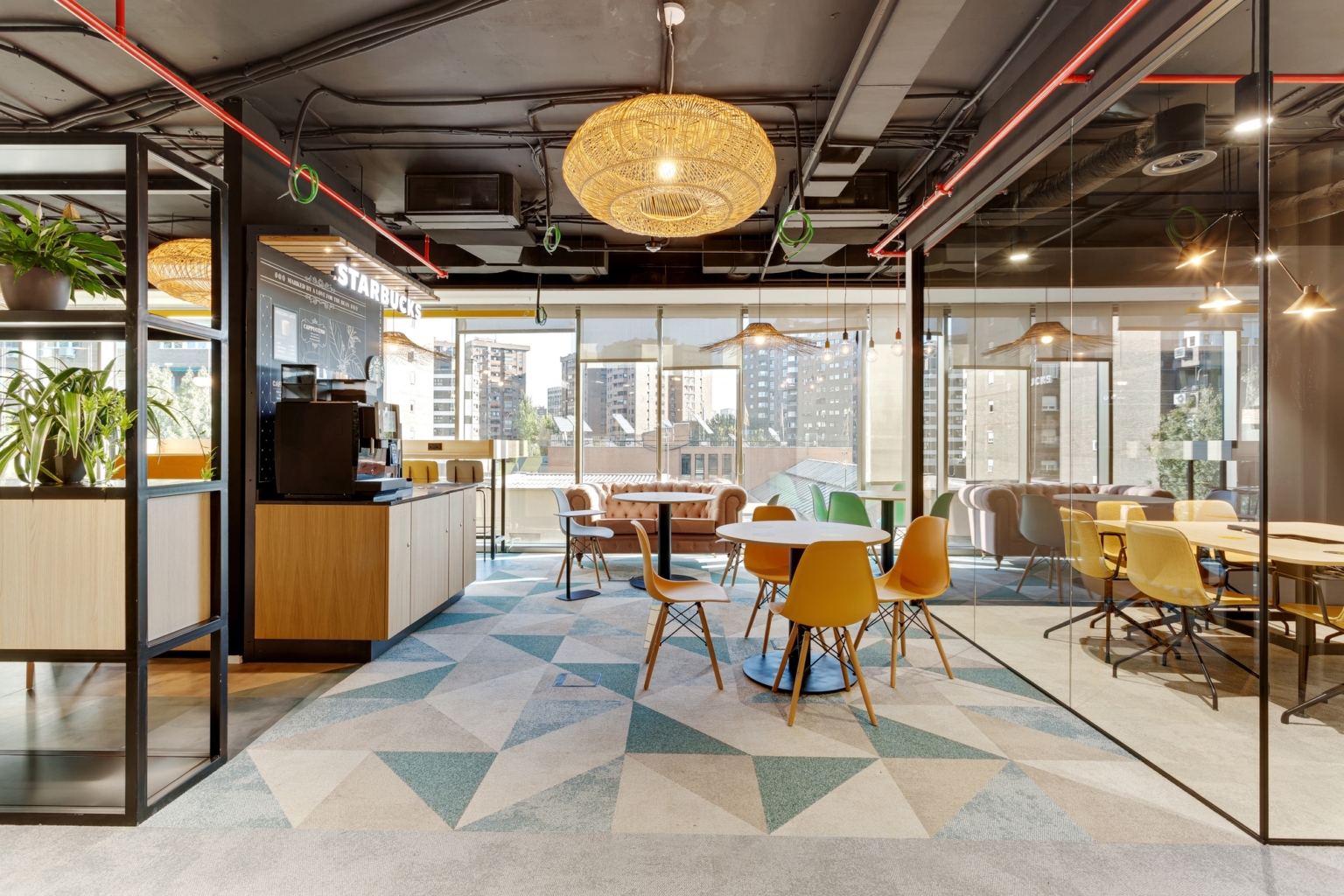 【Prosegurのオフィスデザイン】- スペイン, マドリッドのカフェスペース