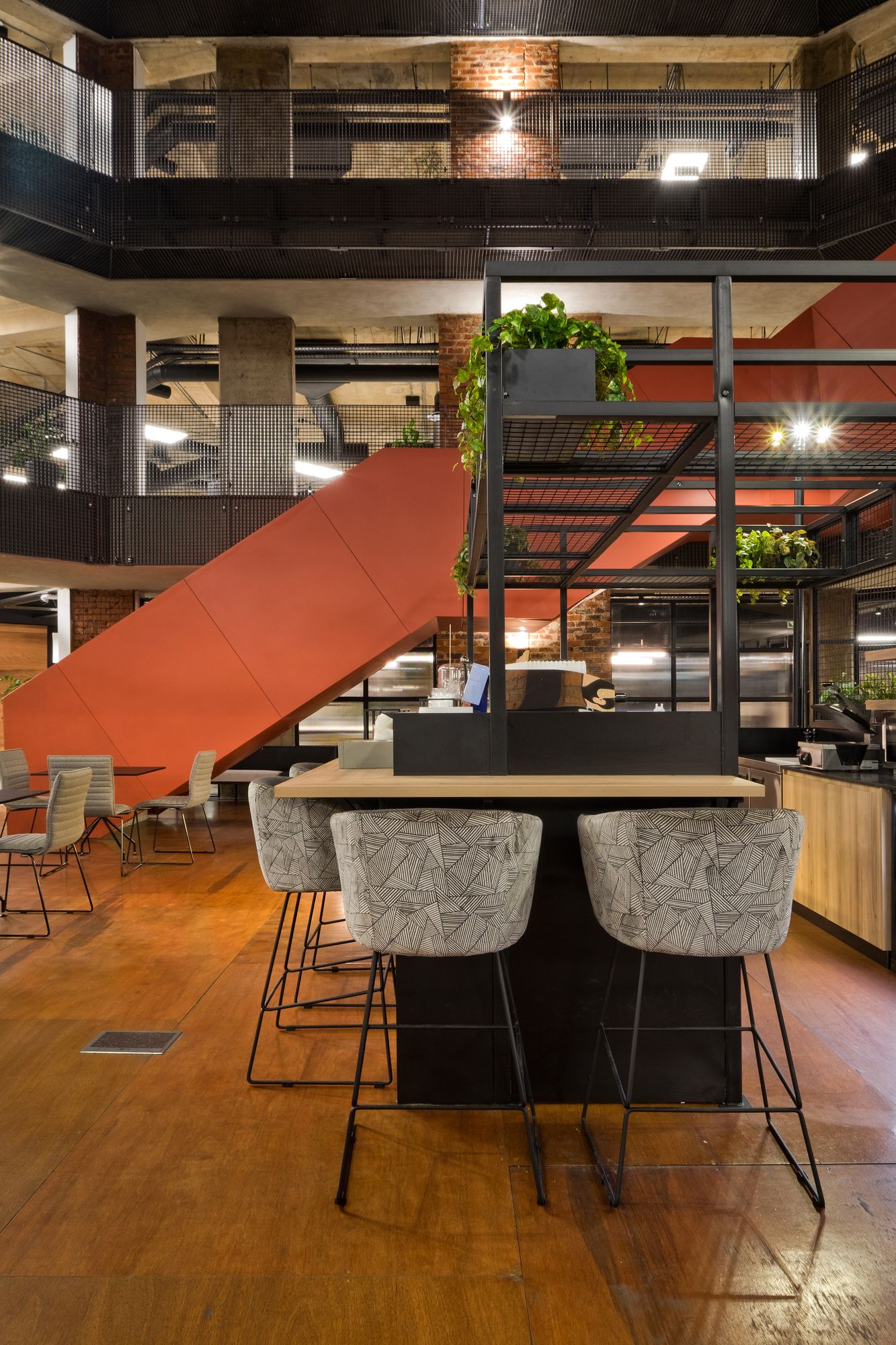 【Thungela のオフィスデザイン】- 南アフリカ, ヨハネスブルグのカフェスペース