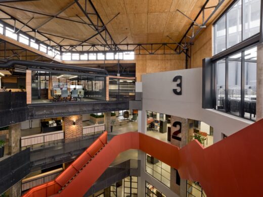 【Thungela のオフィスデザイン】- 南アフリカ, ヨハネスブルグの階段エリア