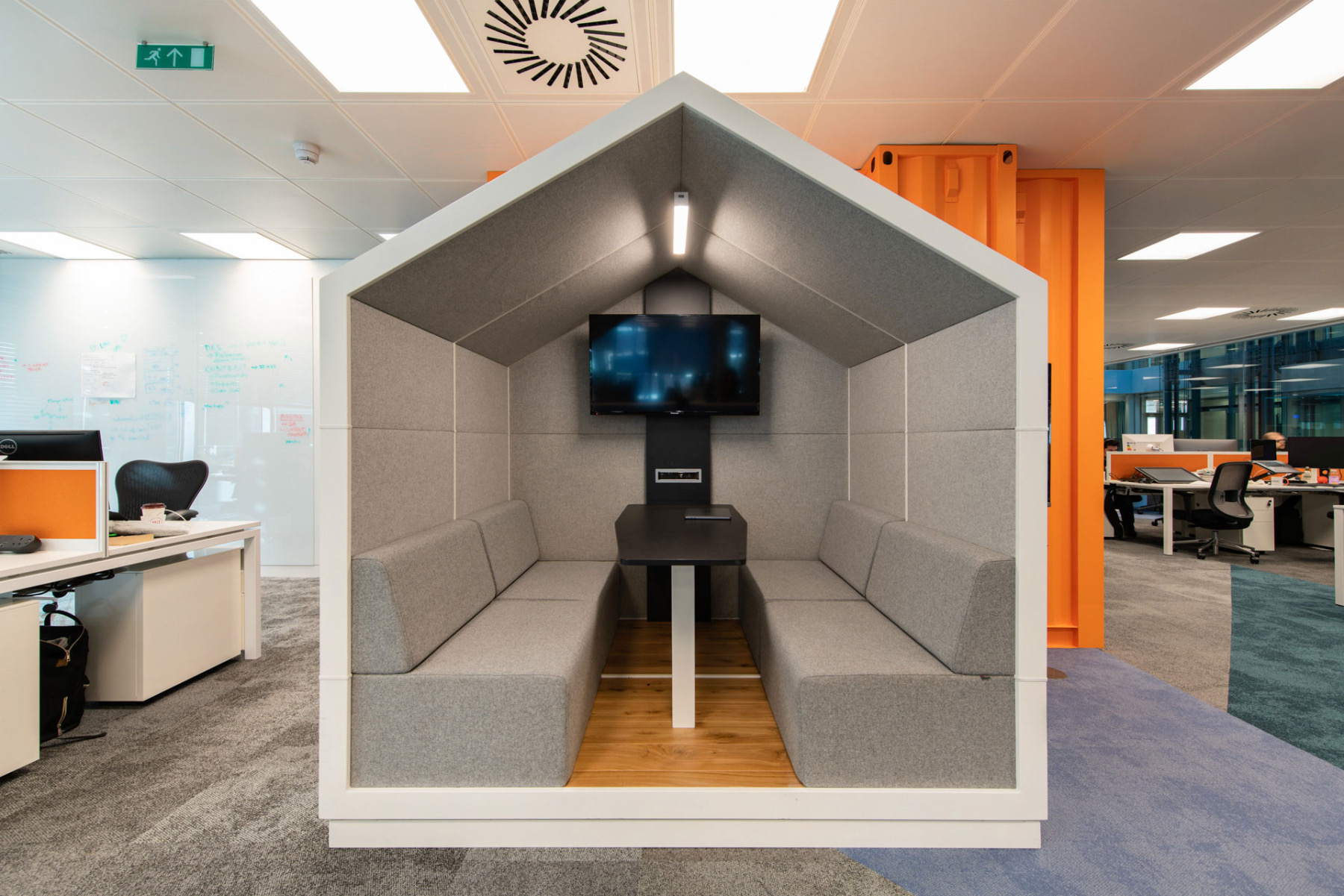 【Tripledotのオフィスデザイン】- イギリス, ロンドンの会議/ミーティングスペース