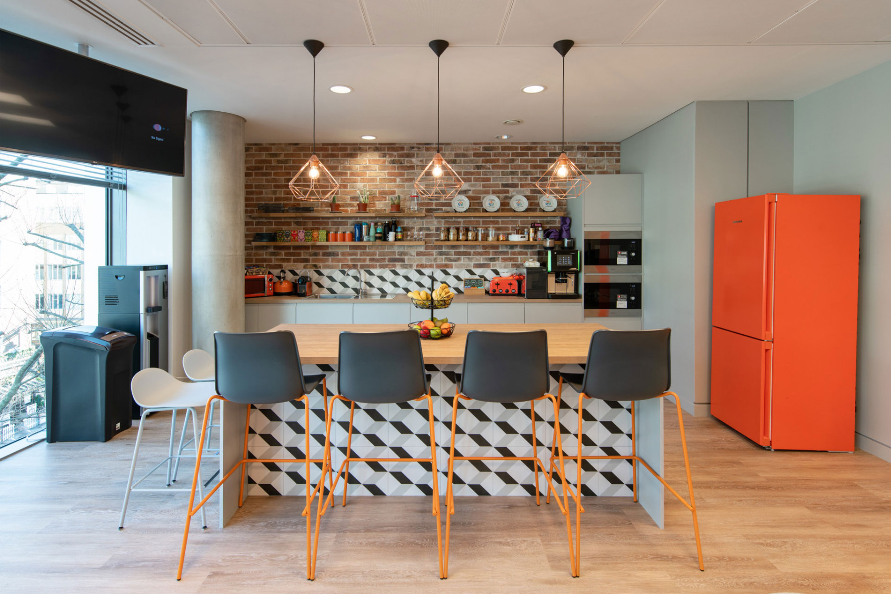 【Tripledotのオフィスデザイン】- イギリス, ロンドンのカフェスペース
