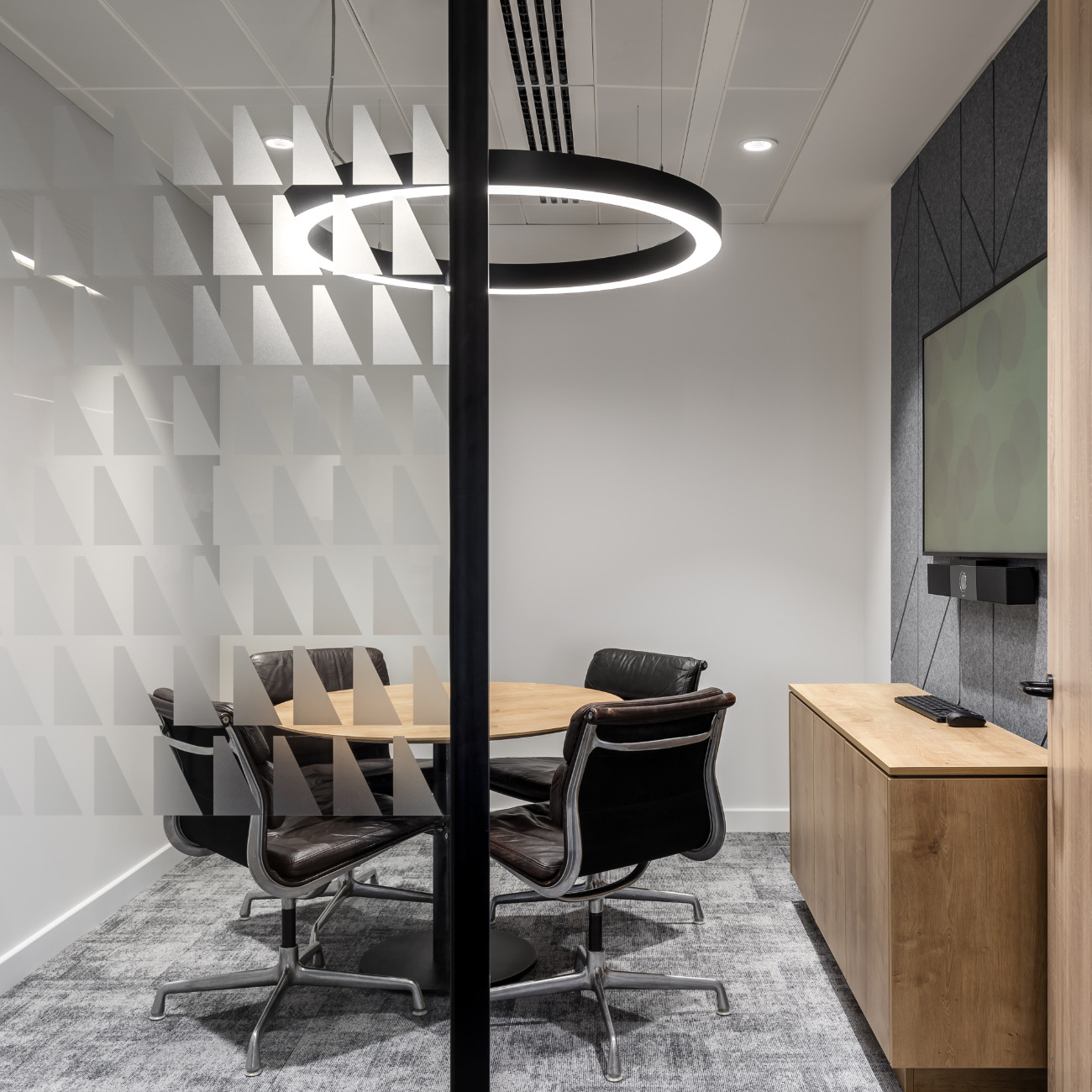 【Armstrong Teasdaleのオフィスデザイン】- イギリス, ロンドンの会議/ミーティングスペース