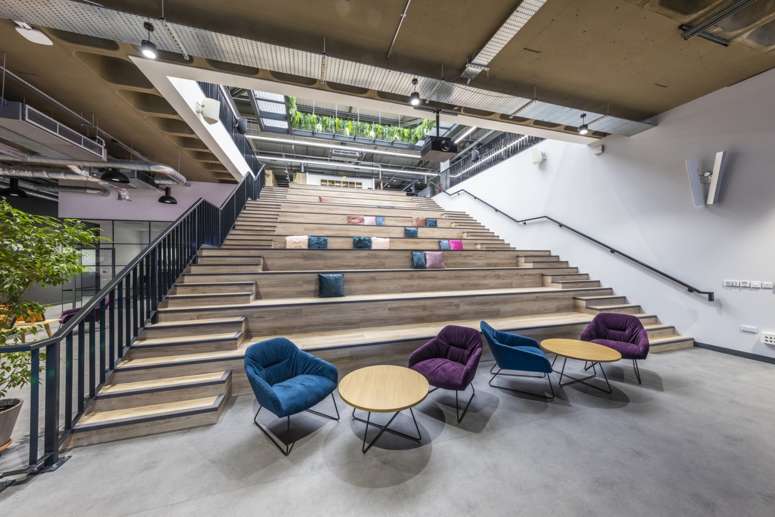 【CAEのオフィスデザイン】– イギリス,ヘメル・ヘムステッドの階段エリア