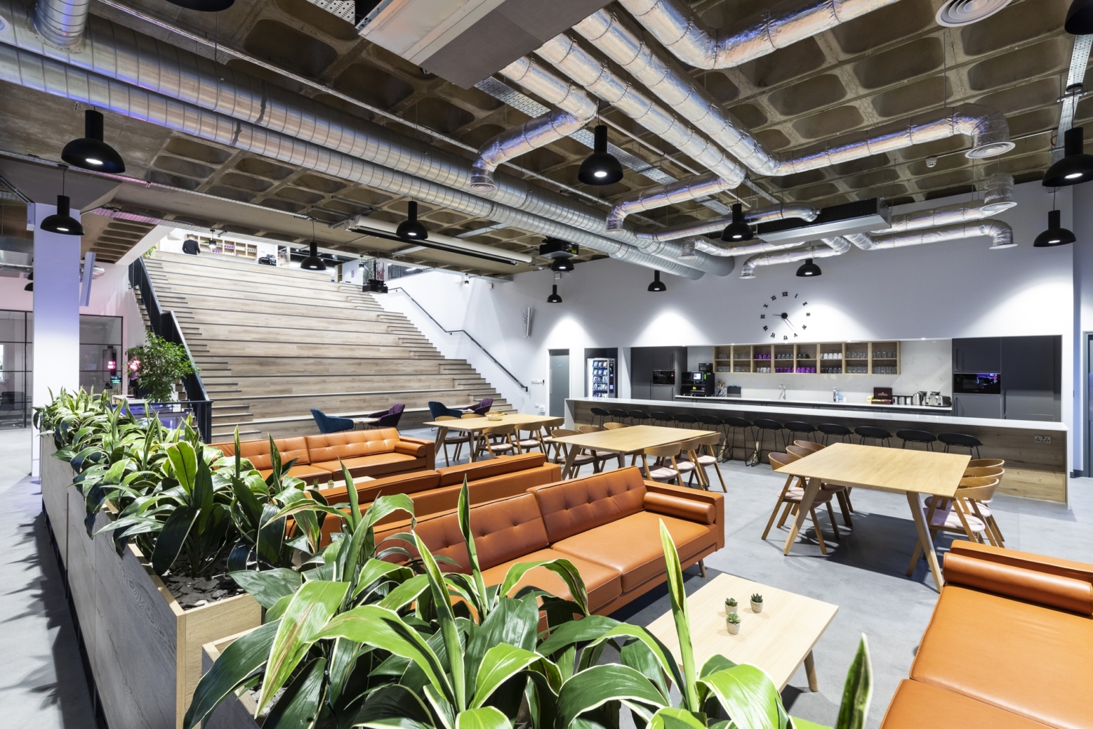 【CAEのオフィスデザイン】– イギリス,ヘメル・ヘムステッドのカフェスペース