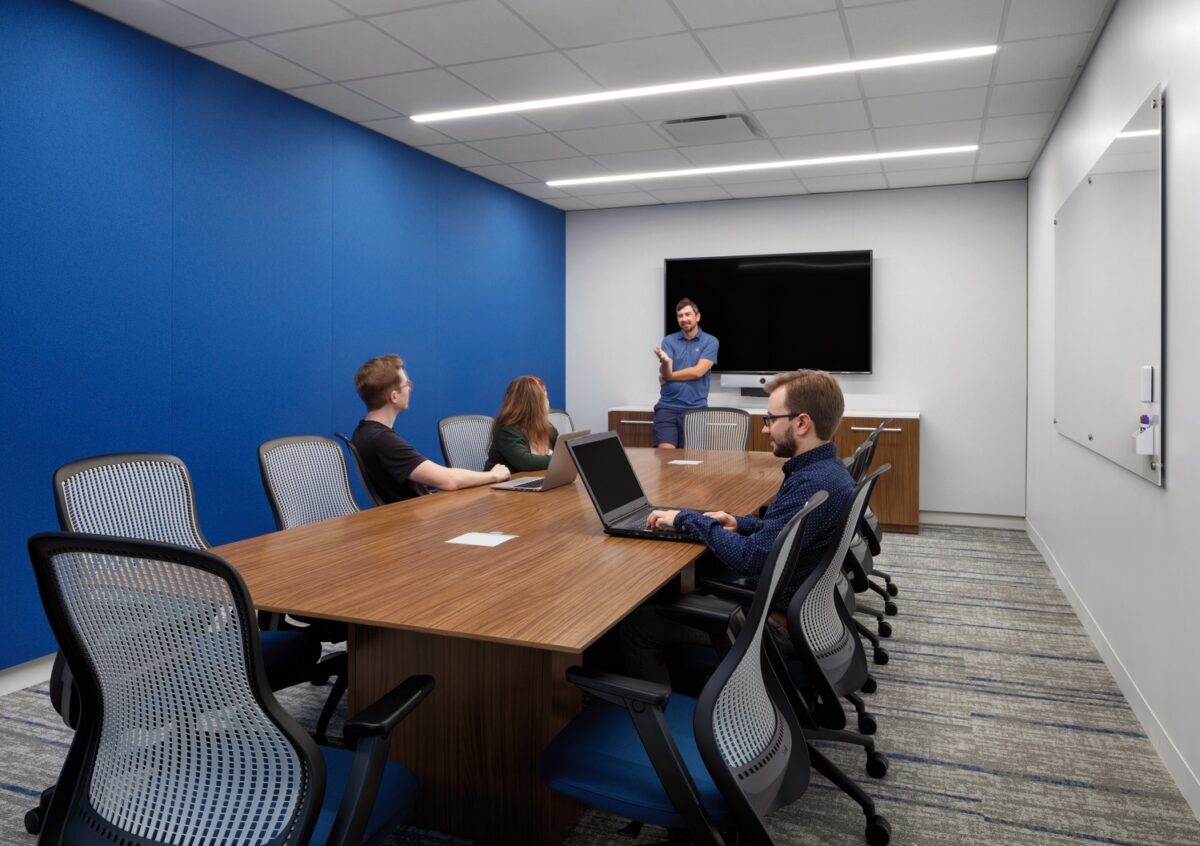 【Everest Reinsuranceのオフィスデザイン】照明がインパクトのあるオフィス ニュージャージー州ウォーレン