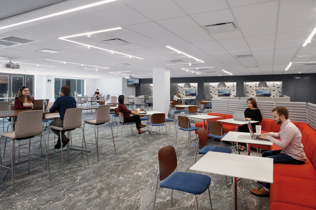 【Everest Reinsuranceのオフィスデザイン】照明がインパクトのあるオフィス ニュージャージー州ウォーレン