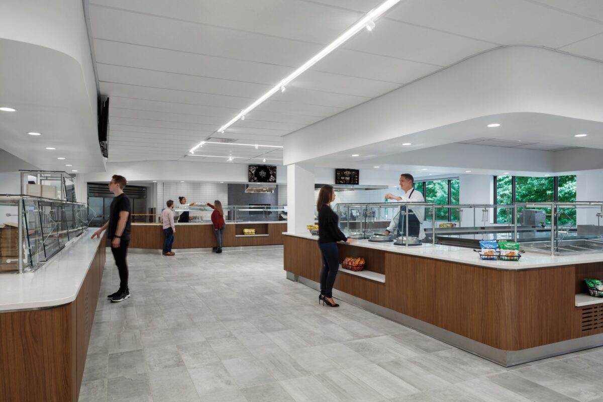 【Everest Reinsuranceのオフィスデザイン】照明がインパクトのあるオフィス ニュージャージー州ウォーレン