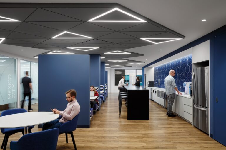 【Everest Reinsuranceのオフィスデザイン】照明がインパクトのあるオフィス ニュージャージー州ウォーレン