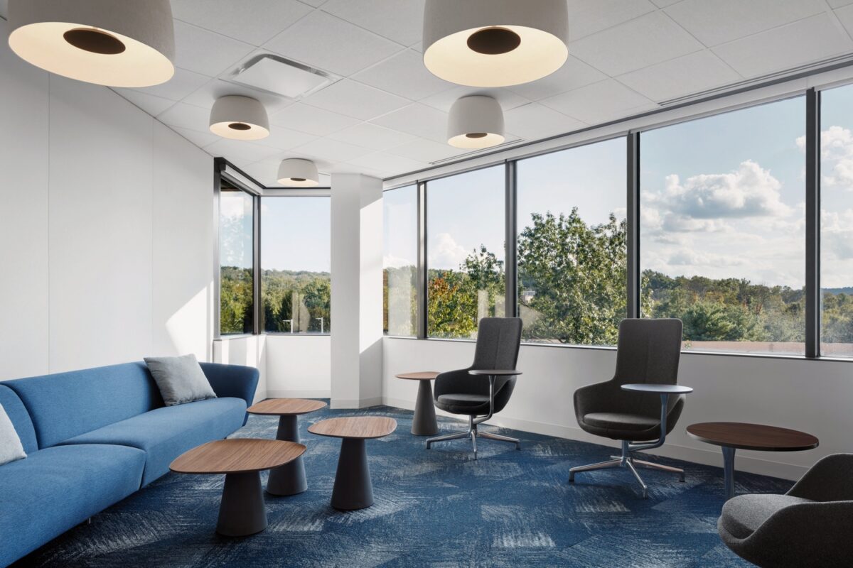 【Everest Reinsuranceのオフィスデザイン】照明がインパクトのあるオフィス ニュージャージー州ウォーレン