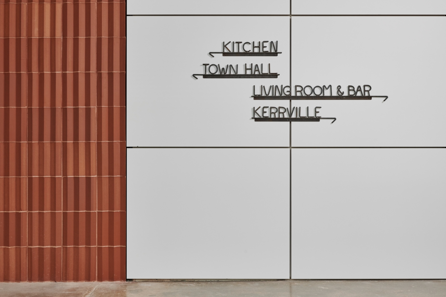 【HEB DigitalとFavor Deliveryのオフィスデザイン】イーストサイド・テックハブ - テキサス州, オースティンの廊下