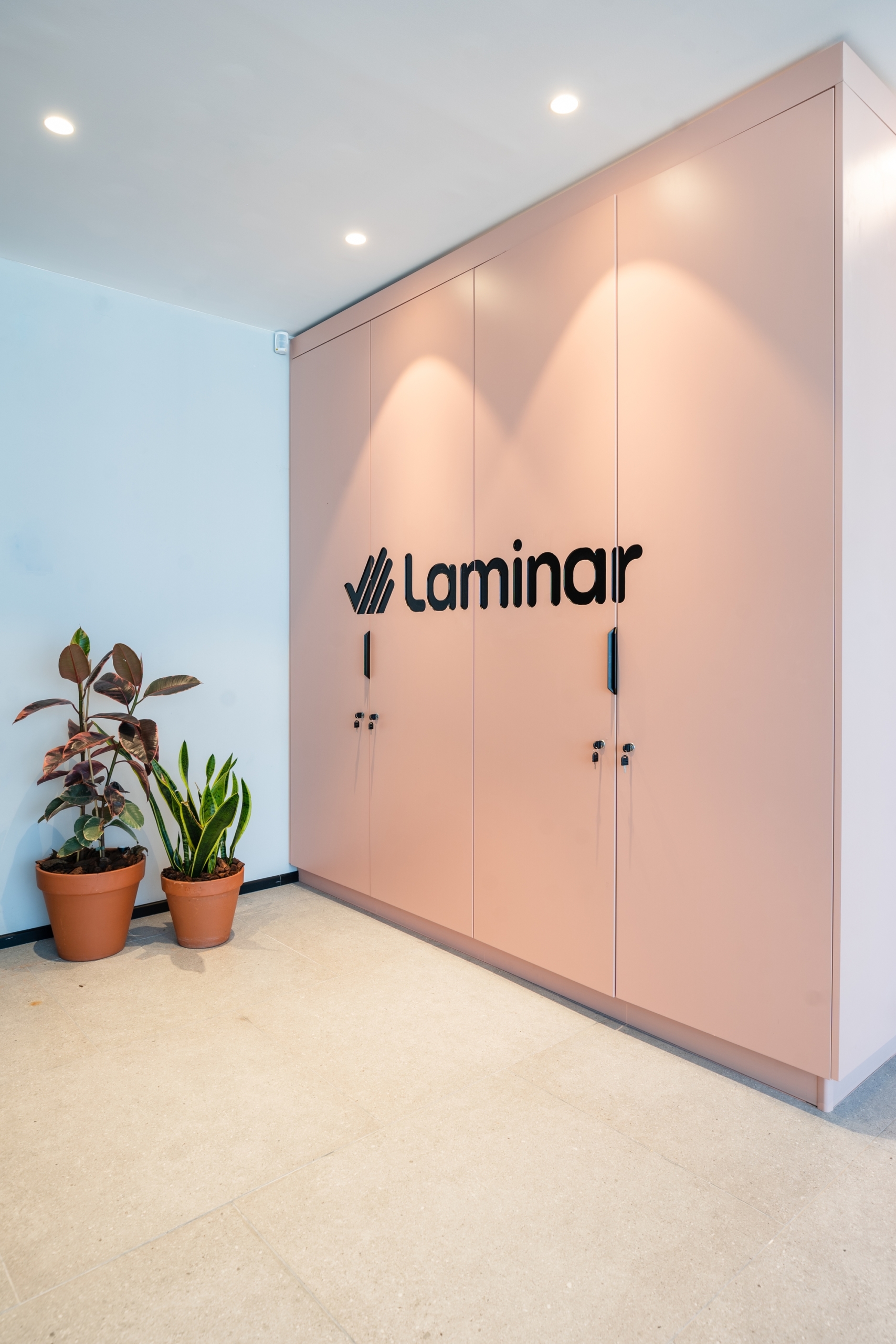 【Laminarのオフィスデザイン】- イスラエル, テルアビブの廊下
