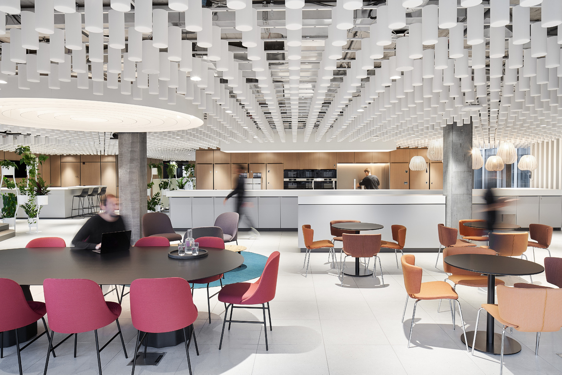 【某製薬会社のオフィスデザイン】- スイス, チューリッヒのカフェスペース