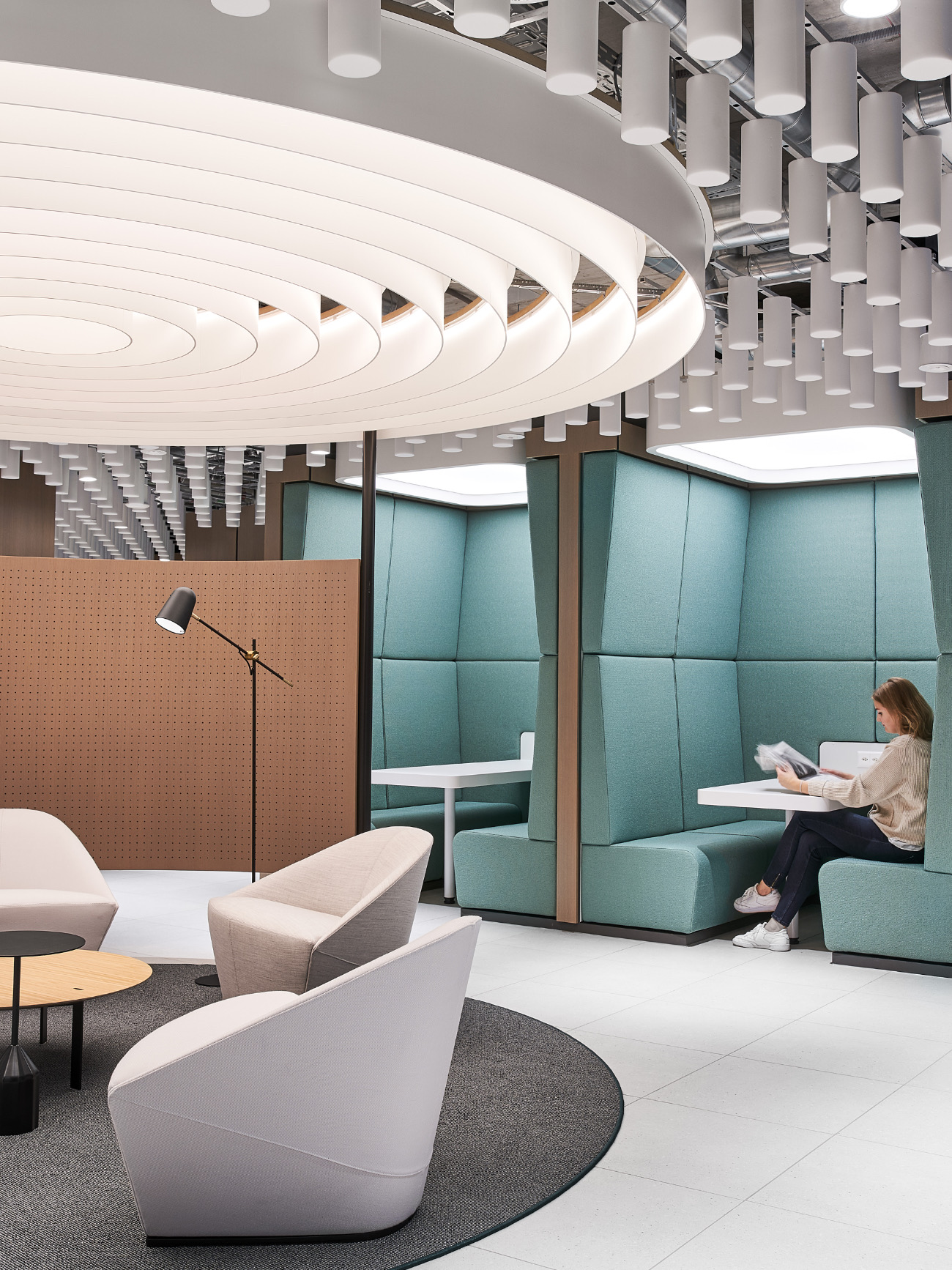 【某製薬会社のオフィスデザイン】- スイス, チューリッヒのファミレス席