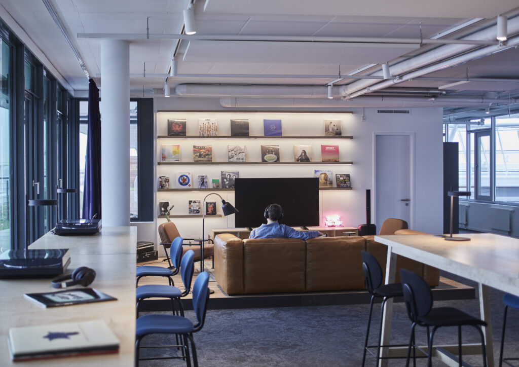 【New Work SEのオフィスデザイン】港を眺めながらワークハーバー ドイツ, ハンブルグ OFFICELOVERS