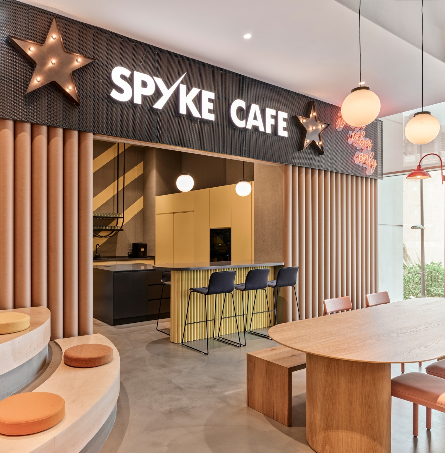 【Spyke Gamesのオフィスデザイン】- トルコ, イスタンブールのカフェスペース