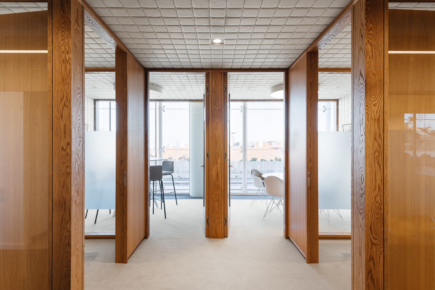 【OLXのオフィスデザイン】- ポルトガル, リスボンの会議/ミーティングスペース