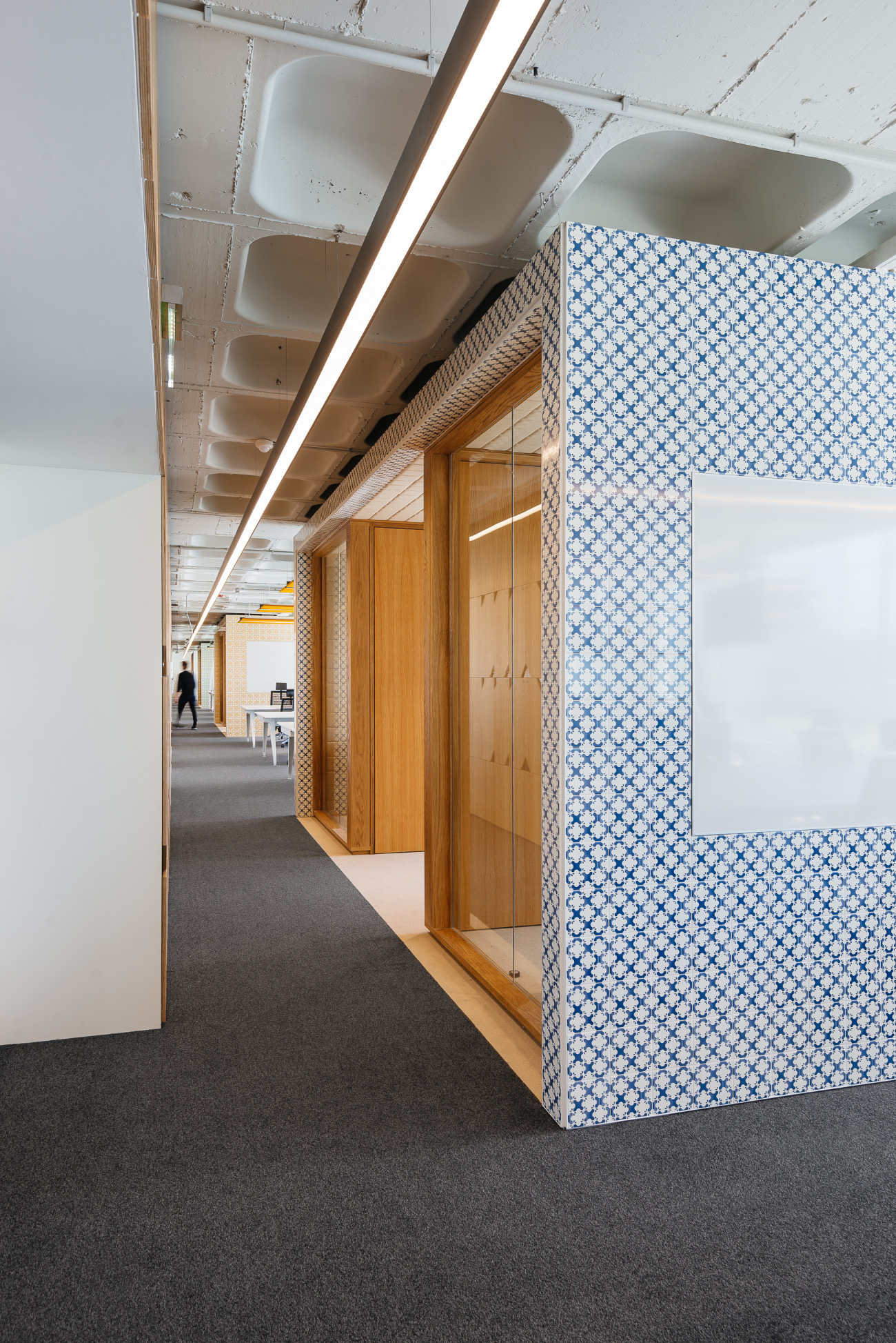 【OLXのオフィスデザイン】- ポルトガル, リスボンの廊下