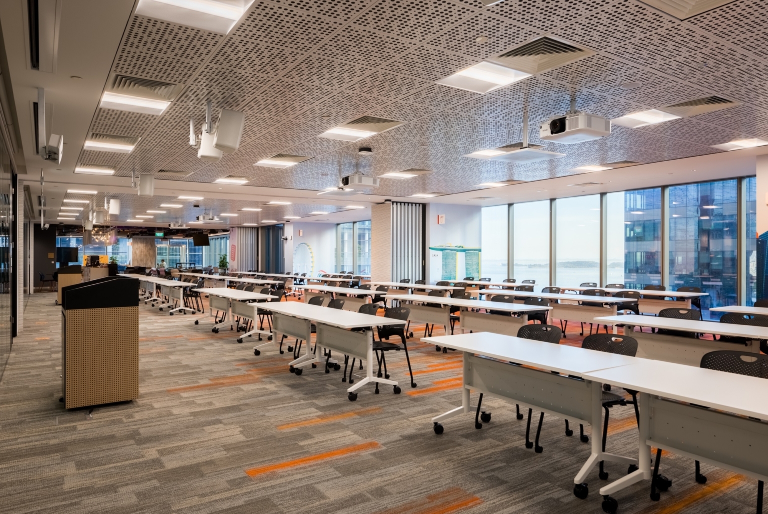 【amazonのオフィスデザイン】- シンガポールの会議/ミーティングスペース