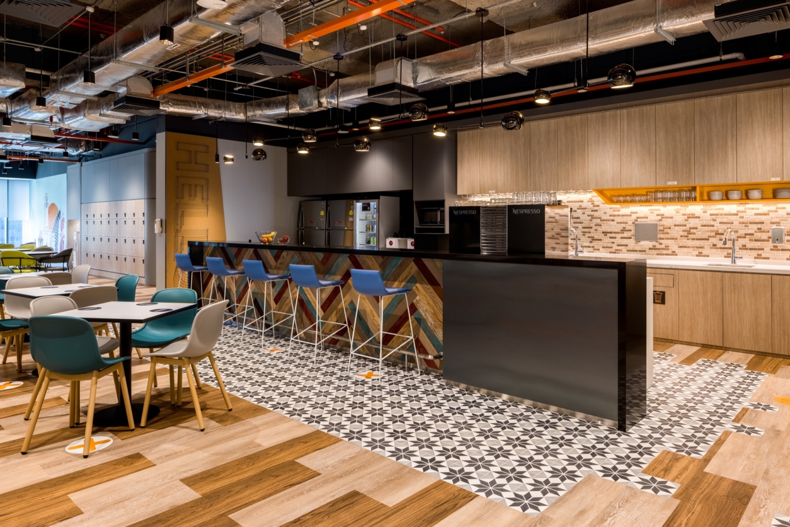 【amazonのオフィスデザイン】- シンガポールのカフェスペース
