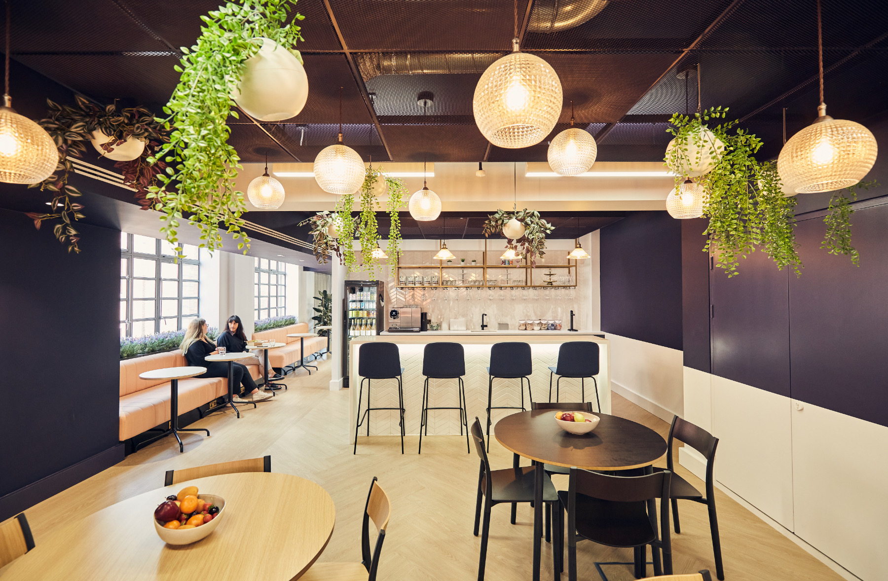 【Brandpieのオフィスデザイン】- イギリス, ロンドンのカフェスペース