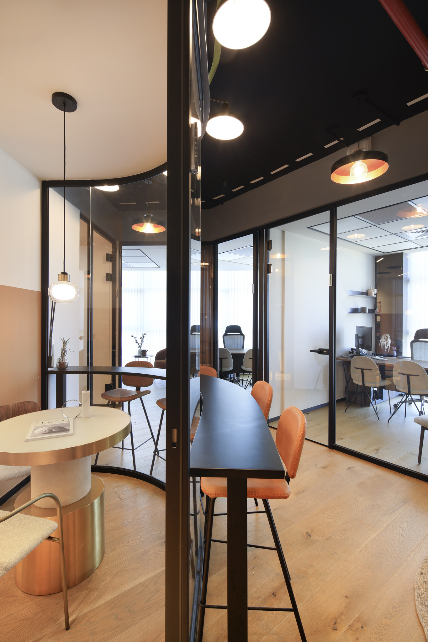 【Mega Mediaのオフィスデザイン】ラグジュアリーでくつろげるオフィス- イスラエル, リション・レティヨンのオープンスペース