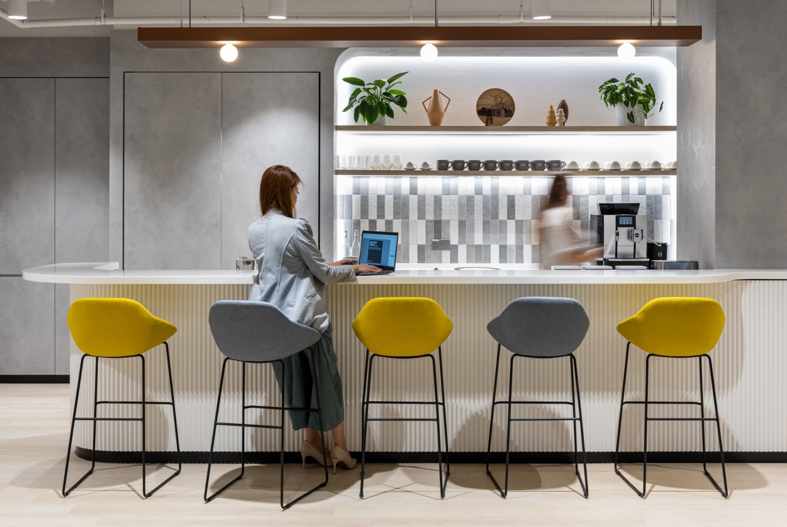 【Holman Fenwick Willanのオフィスデザイン】- シンガポールのカフェスペース