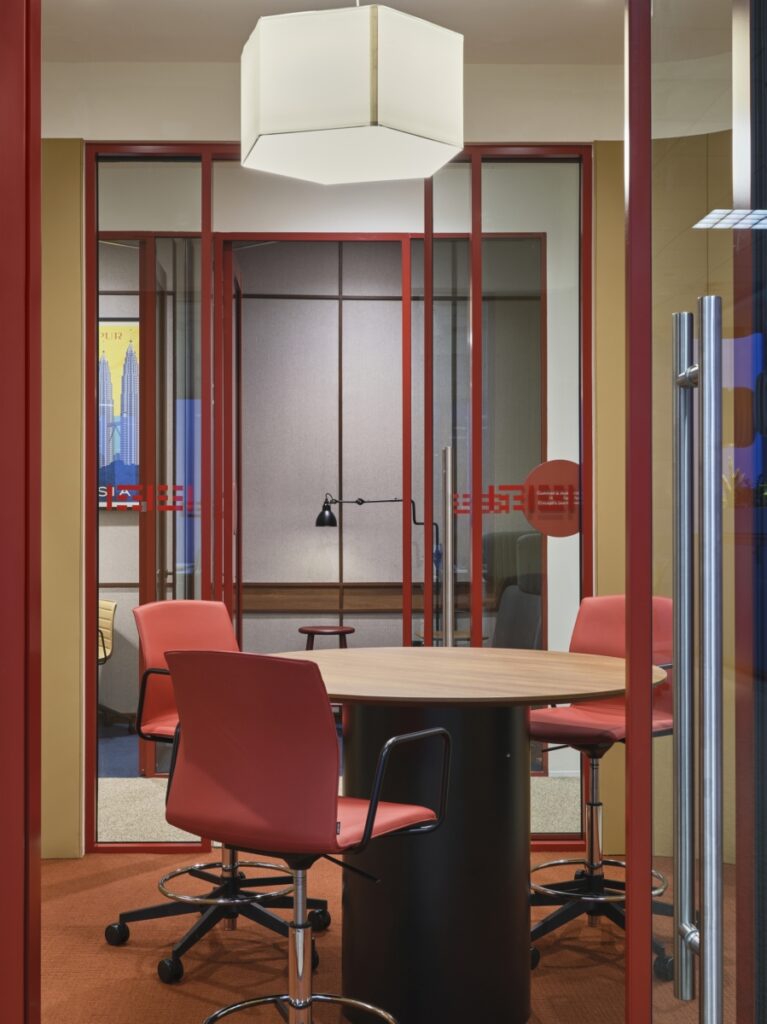 【Cushman & Wakefieldのオフィスデザイン】- シンガポールの会議/ミーティングスペース