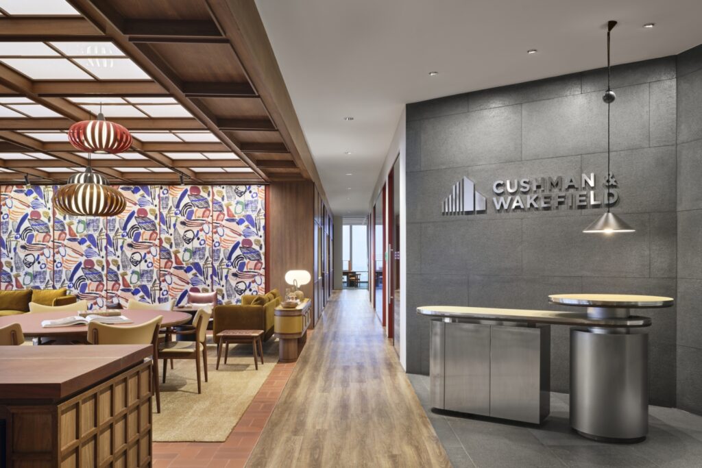 【Cushman & Wakefieldのオフィスデザイン】- シンガポールの受付/エントランススペース