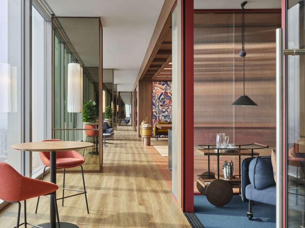 【Cushman & Wakefieldのオフィスデザイン】- シンガポールのカフェスペース